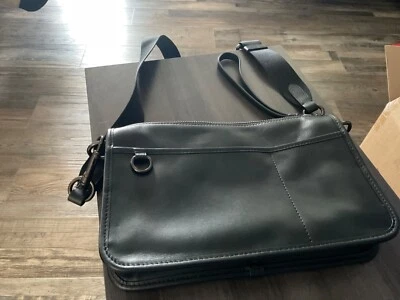 Bandolera Coach negra con ribete de cuero y cremallera Foto 1 de 3