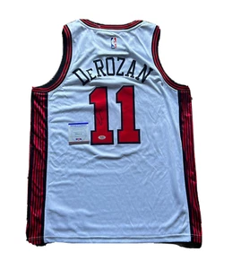 Camiseta deportiva firmada por Demar Derozan auto CITY EDITION CHICAGO BULLS con certificado de autenticidad PSA AM56783 - Imagen 1 de 4
