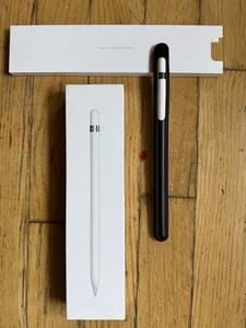 1st Gen Apple Pencil with extra tip, lightning connector, and sleeve MK0C2AM/A - Afbeelding 1 van 4
