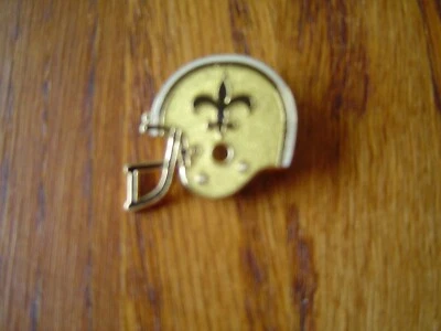 NFL New Orleans Saints DE COLECCIÓN Casco 1985 Solapa, Sombrero, Corbata Pulida Pin Foto 1 de 2