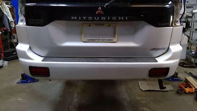Conjunto de parachoques trasero Mitsubishi Sport blanco OE para MITSUBISHI MONTERO 1999-2004 Foto 1 de 4