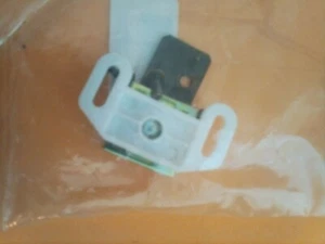 Unbranded Magnetic Catch -White Sold Each (I1) - Picture 1 of 1