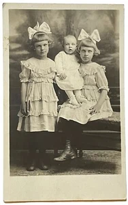 TARJETA POSTAL CON FOTO REAL DE HERMANAS Y BEBÉ DE OJOS ESPELUZNANTES VICTORIANA WISCONSIN SIN PUBLICAR EN BLANCO Y NEGRO - Imagen 1 de 9