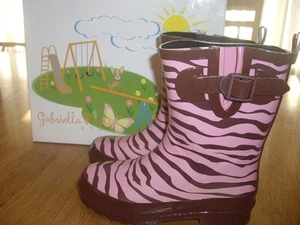 NUEVO EN CAJA Niñas Talla 12B Gabriella Rocha Divertidas Botas de Lluvia de Goma Rosa Marrón Cebra - Imagen 1 de 6