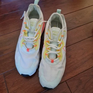 Nike Air Max 270 React hellelfenbein grün koralle US DAMEN Größe 10,5 CV8818-102 - Bild 1 von 5