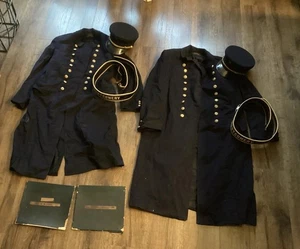 2 1900er Montgomery Feuerwehr Norristown PA Kleid Mäntel Hüte Gürtel Uniform - Bild 1 von 23