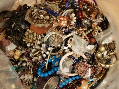 Riesiger gemischter verworrener kaputter Modeschmuck Restposten Konvolut 9,0 KG - Bild 1 von 4