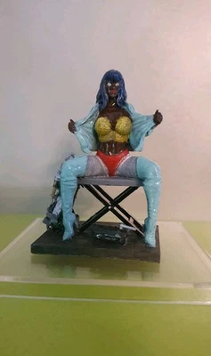 Maßstab 1:24 - Figur - Frau sitzend in der Werkstatt,  Plastik bemalt  - Bild 1 von 4