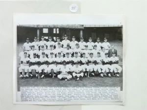 ORIGINAL PHOTO 1962 NEW YORK YANKEES TEAM PHOTO MANTLE MARRIS FORD PEPITONE - Imagen 1 de 3