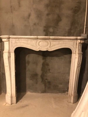 Cheminée ancienne en marbre blanc Louis XV - Photo 1/4