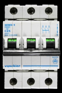 VYNCKIER 25 AMP CURVE C 6kA TRIPLE POLE MCB CIRCUIT BREAKER SERIES E 640334 - Picture 1 of 6