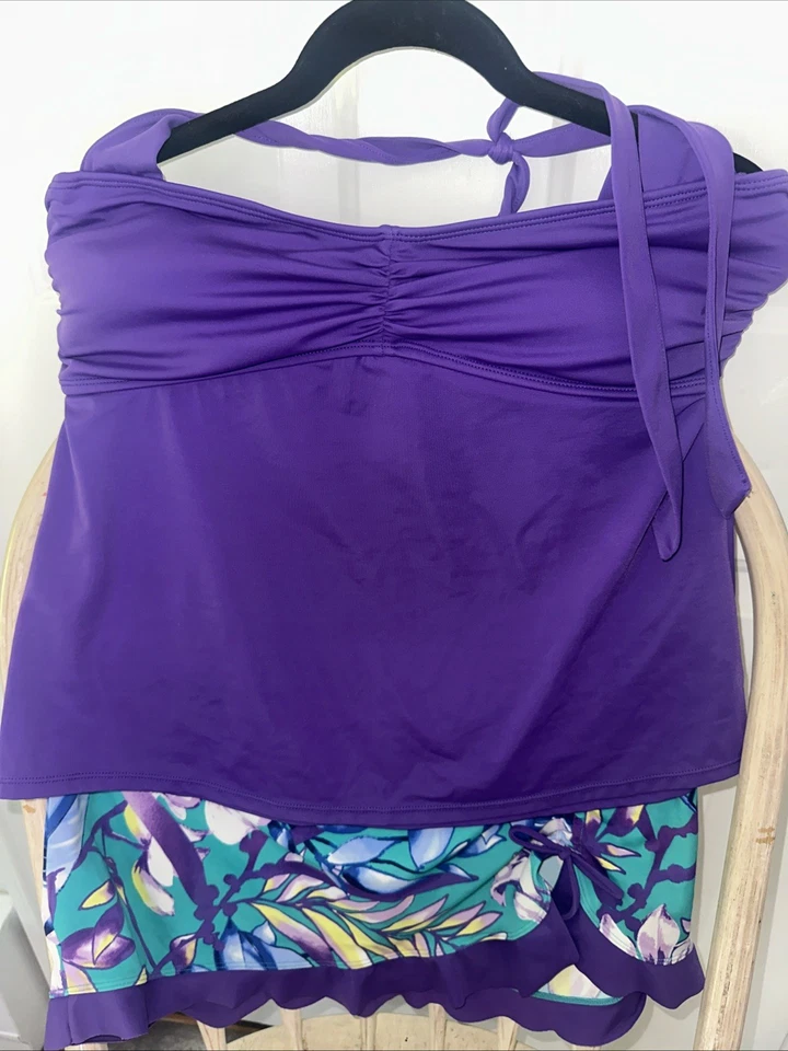 Conjunto Tankini Halter Jaclyn Smith Mujer Talla 16. Parte superior morada con parte inferior con volantes florales. Foto 1 de 4