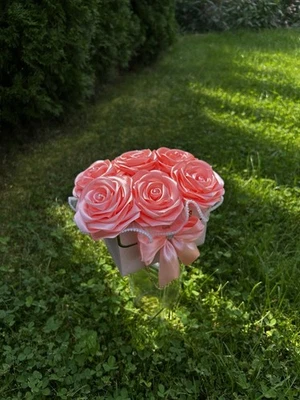 Handtasche Blumengesteck Kunstgesteck Tischdeko Gesteck Kokosblatt Rosen Rosa - Bild 1 von 3