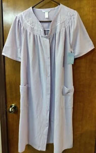 NUEVO CON ETIQUETAS Prendas para dormir Adonna para mujer Abrigo plumero Bata lavanda Bordado Talla M - Imagen 1 de 10