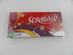 Scrabble Kreuzworträtsel Spiel mit Holzplättchen bis zu 4 Spieler Alter 8+ Neu in Verpackung Sommerspaß - Bild 1 von 4