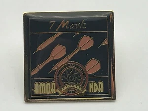 Pin de solapa de 7 marcos AMOA NDA National Dart Association A9 - Imagen 1 de 5