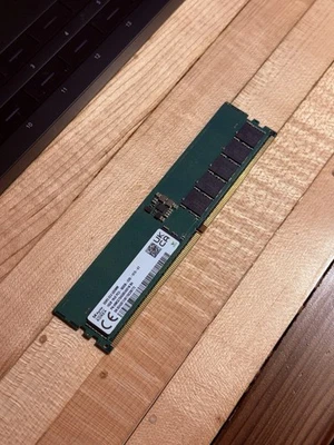 SK Hynix 16 GB DDR5 5600 EC4 UDIMM ECC RAM 1Rx8 PC5-5600B-ED0-1010-XT 288 pines Foto 1 de 3