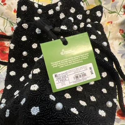 Вышитая бисером сумка-ведро в горошек на шнурке - Kate Spade New York Target черная/белая - Изображение 1 из 4