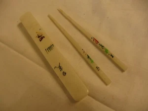 2 alte asiatische Haarstäbchen aus Hartplastik mit Etui - Bild 1 von 2