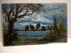 PC 2555 - SPOOKY TUCK THANKSGIVING POSTCARD -TURKEYS ROOSTING ON FENCE AT NIGHT - Bild 1 von 1