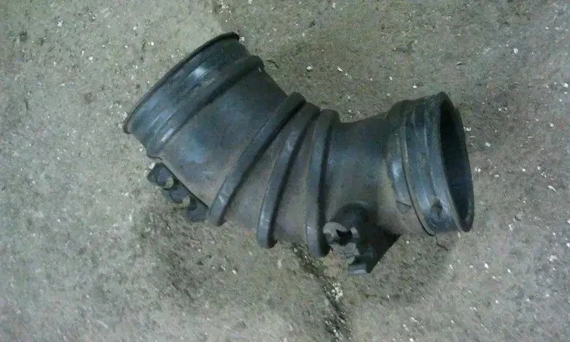 Mazda 626 1.9, TYP: GF/GW (3) Ansaugschlauch Luftansaugschlauch Schlauch - Image 1 of 1