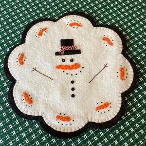 Hand Stitched Smiling Snowman Candle Mat - Picture 1 of 1