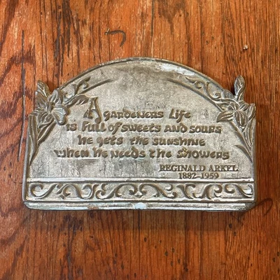 Placa de jardín de bronce - Poema de Reginald Arkell Foto 1 de 4