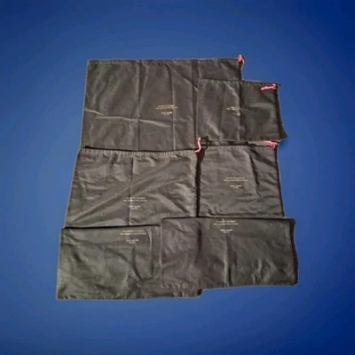 Bolsa antipolvo Kate Spade mediana con cordón marrón con dorado 5xLeer Foto 1 de 4