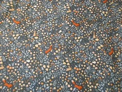 Pequeños animales y flores del bosque en tela de algodón verde oscuro 1 FQ de Dear Stella Foto 1 de 4