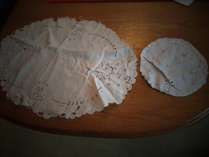 2 VINTAGE ANTIK WEISS OFF WEISS CREME DOILY AUSSCHNITTE KREIS & OVAL - Bild 1 von 12