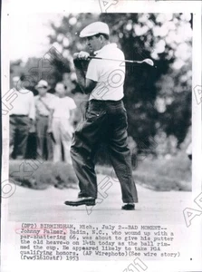 1953 Professional Golfer Johnny Palmer Ready to Throw His Putter Press Photo - Picture 1 of 2