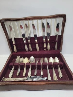 CUBIERTOS PLATEADOS EN ESTUCHE DE MADERA ANTIGUO JUEGO DE 55 PIEZAS Caja Necesita Reparación. 1937 1940 Foto 1 de 4