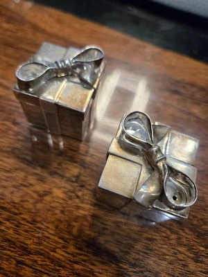A PAIR OF STERLING SILVER SALT AND PEPPER SHAKERS TIFFANY GIFT BOX STYLE - Image 1 of 4