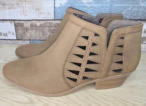 Soda Women's Perforated Cut Out Stacked Block Heel Ankle Booties Size 10 Tan - Picture 1 of 9
