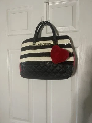 Bolso Betsey Johnson sintético negro lentejuelas y rayas blancas detalles rojos. Foto 1 de 4