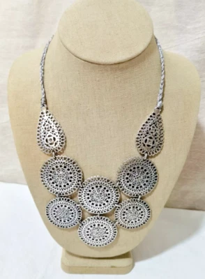 Nuevo collar babero arquitectónico Stella & Dot plata medina RV $89  Foto 1 de 4