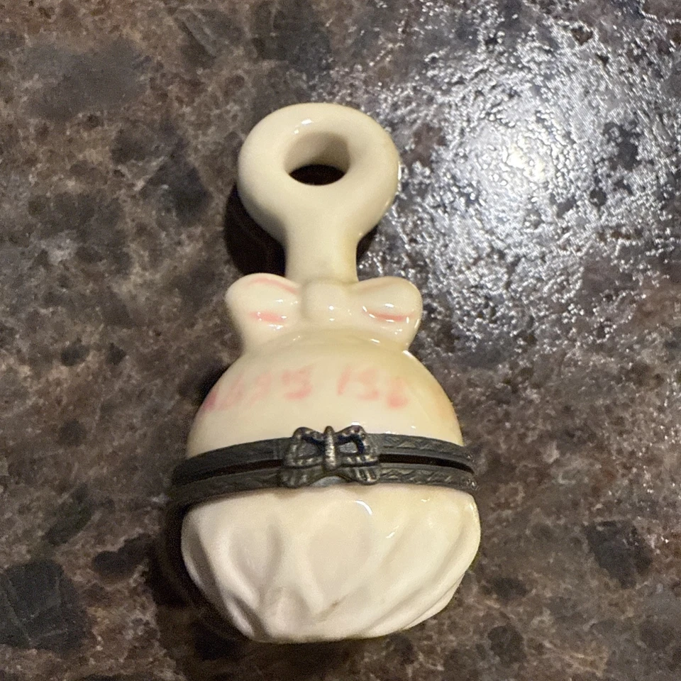 ДЕТСКАЯ ФАРФОРОВАЯ КОРОБКА РОЗОВАЯ НА ПЕТЛЯХ ФОРМА ПОГРЕМУШКИ «BABY'S 1ST LOCK» ДЛЯ ВОЛОС ВИНТАЖ - Изображение 1 из 1