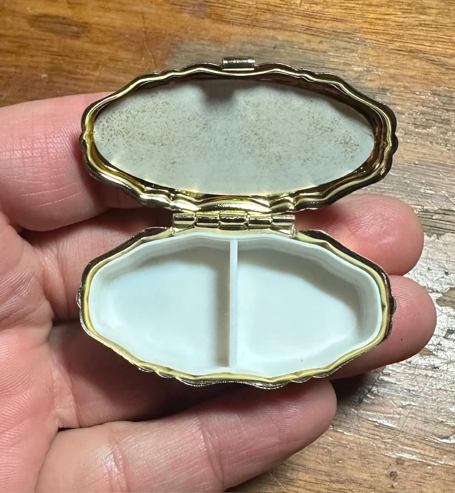 Pastillero vintage Schwarzwald Alemania diseño tono dorado con 2 compartimentos divididos Foto 1 de 3