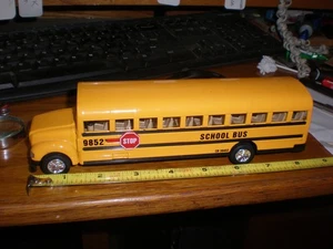 KINDERSPIELZEUG SCHILLING SS 9852 SCHULBUS RÜCKZIEHMECHANISMUS WEIHNACHTEN kostenloser Versand! sehr guter Zustand - Bild 1 von 6