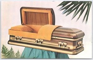 Postal de ataúd de funeraria vintage con interior de felpa - Imagen 1 de 2