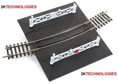 PECO ST-267 Curved 4th Rad Single Track Level Crossing Gates '00' Gauge T48 Post - Image 1 of 3