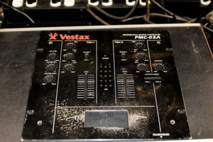 Placa frontal mezcladora de arañazos Vestax PMC-03A usada OEM - Imagen 1 de 5