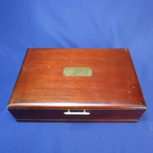 Caja acolchada de joyería de madera vintage con placa de latón en la parte superior y mango - Imagen 1 de 10