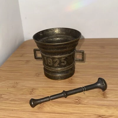 Mortero y mortero vintage de latón macizo para farmacia/boticario de 1825 Foto 1 de 4