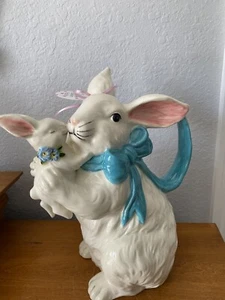 BROCCA PASQUALE CONIGLIO MAMMA E BAMBINO CERAMICA BLU CIELO CLAYWORKS NUOVA CON ETICHETTE - Foto 1 di 7