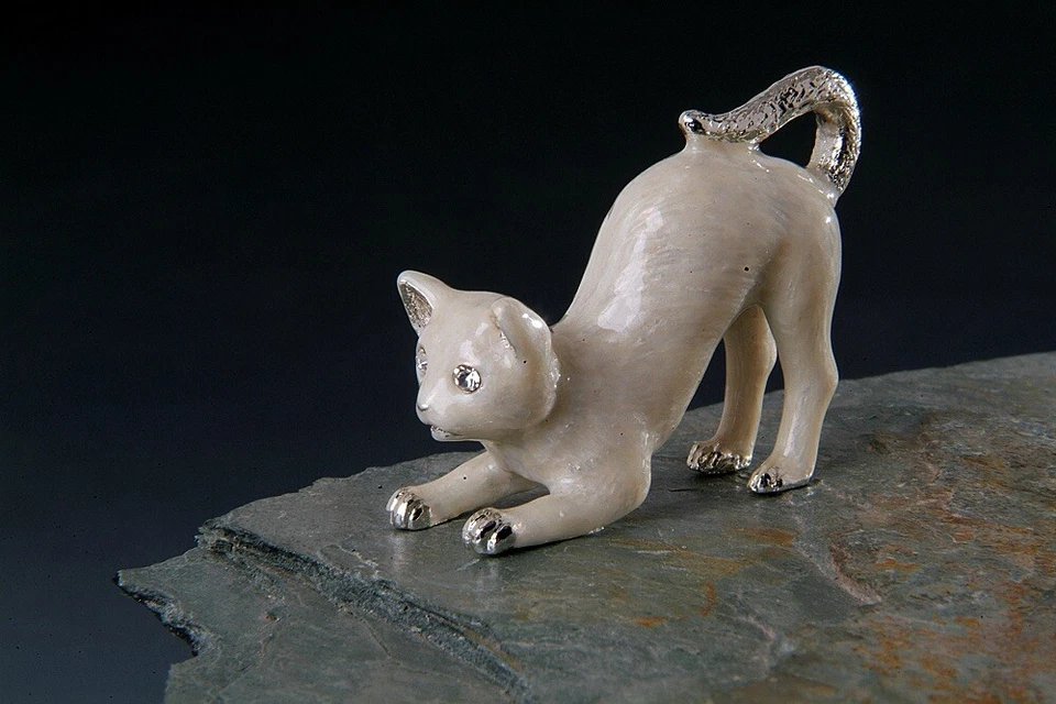 FIGURA GATO - PELTRE PLATEADO Y ESMALTE CON PIEDRA DEL RIN AUSTRIACO Foto 1 de 1