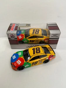 NASCAR 2021 KYLE BUSCH #18 FESTEGGIA 80 ANNI DI AUTO M&MS 1/64 - Foto 1 di 1