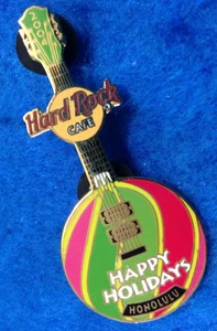 HONOLULU 2004 CHRISTMAS XMAS ORNAMENT DECORATION GUITAR Hard Rock Cafe PIN LE - Picture 1 of 1
