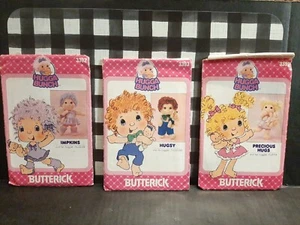 LOTTO 3 BAMBOLE VINTAGE BUTTERICK HUGGA BUNCH MODELLO (G1) 3392 3393 3395 - Foto 1 di 4