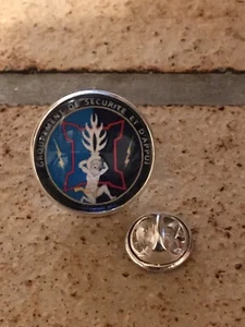 GROS PIN'S 2cm Métal Argenté Fantaisie Gendarmerie Groupement De Sécurité Appui - Picture 1 of 1